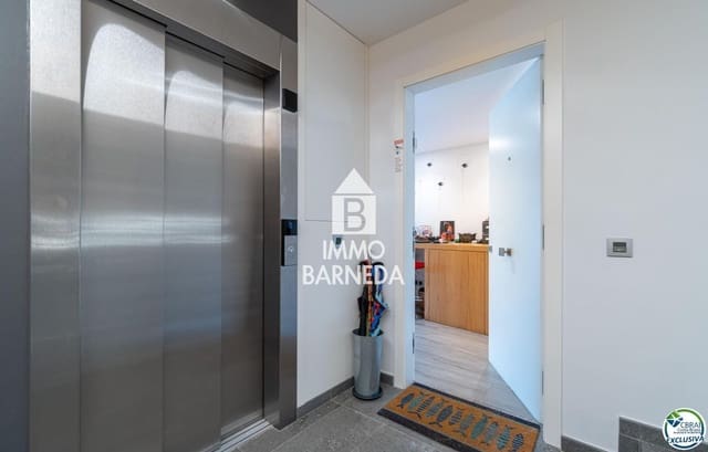 2 bedroom Flat for sale in Roses with garage - € 600,000 (Ref: 9104045)