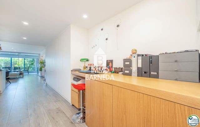2 bedroom Flat for sale in Roses with garage - € 600,000 (Ref: 9104045)