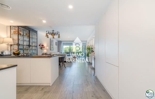 2 bedroom Flat for sale in Roses with garage - € 600,000 (Ref: 9104045)