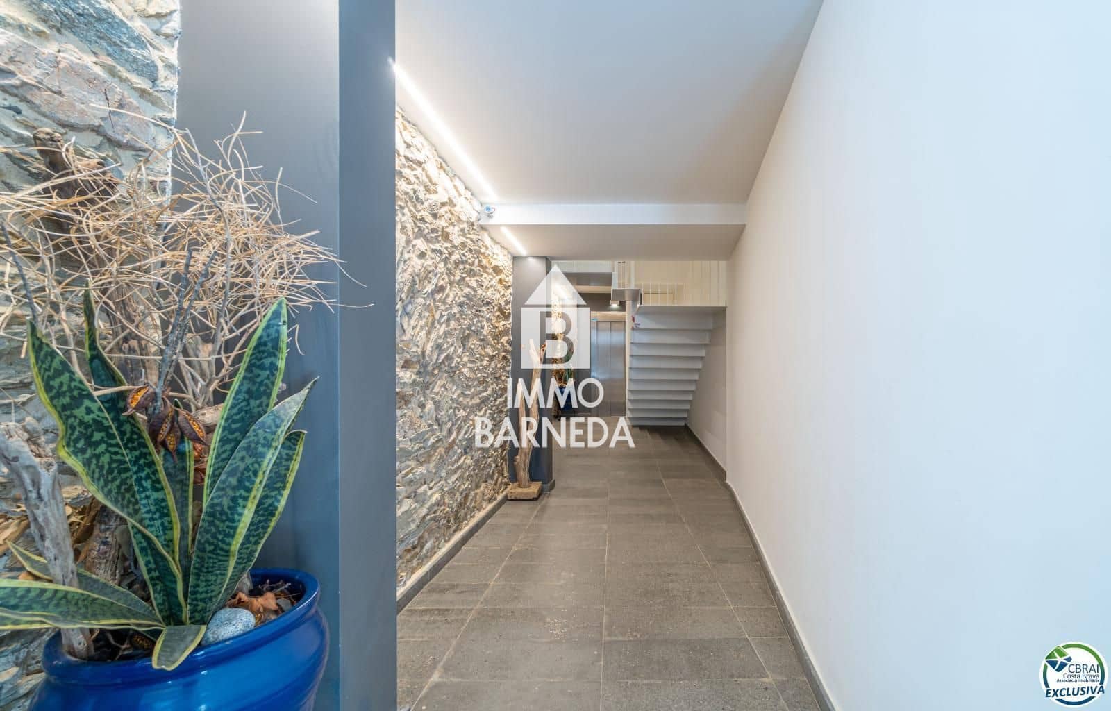 2 bedroom Flat for sale in Roses with garage - € 600,000 (Ref: 9104045)