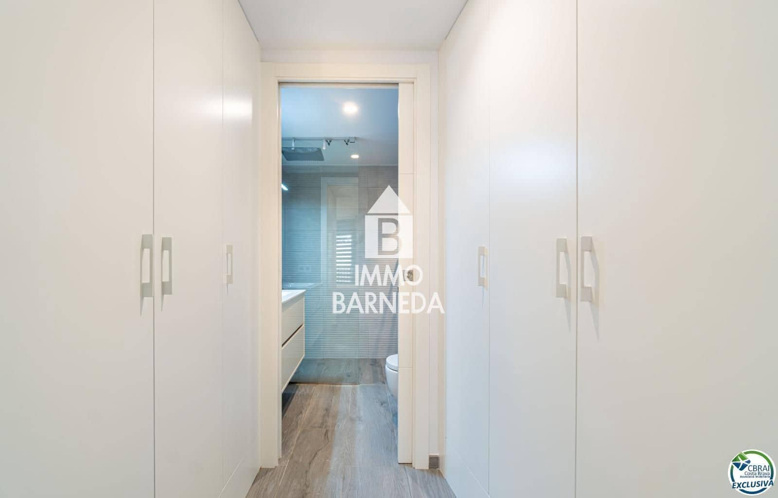 2 bedroom Flat for sale in Roses with garage - € 600,000 (Ref: 9104045)