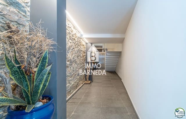 2 bedroom Flat for sale in Roses with garage - € 600,000 (Ref: 9104045)
