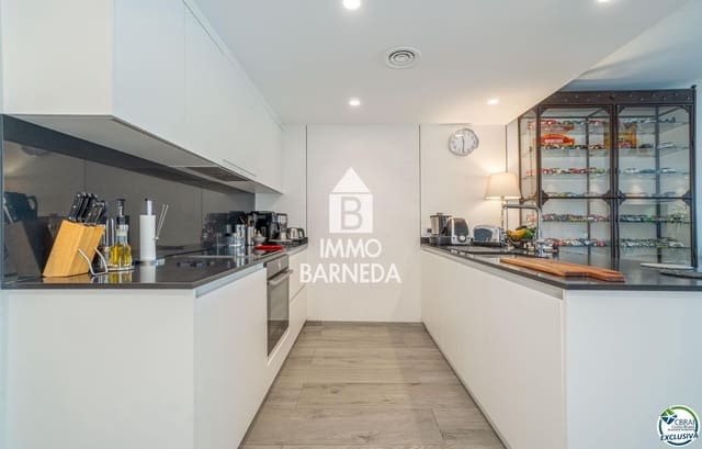 2 bedroom Flat for sale in Roses with garage - € 600,000 (Ref: 9104045)