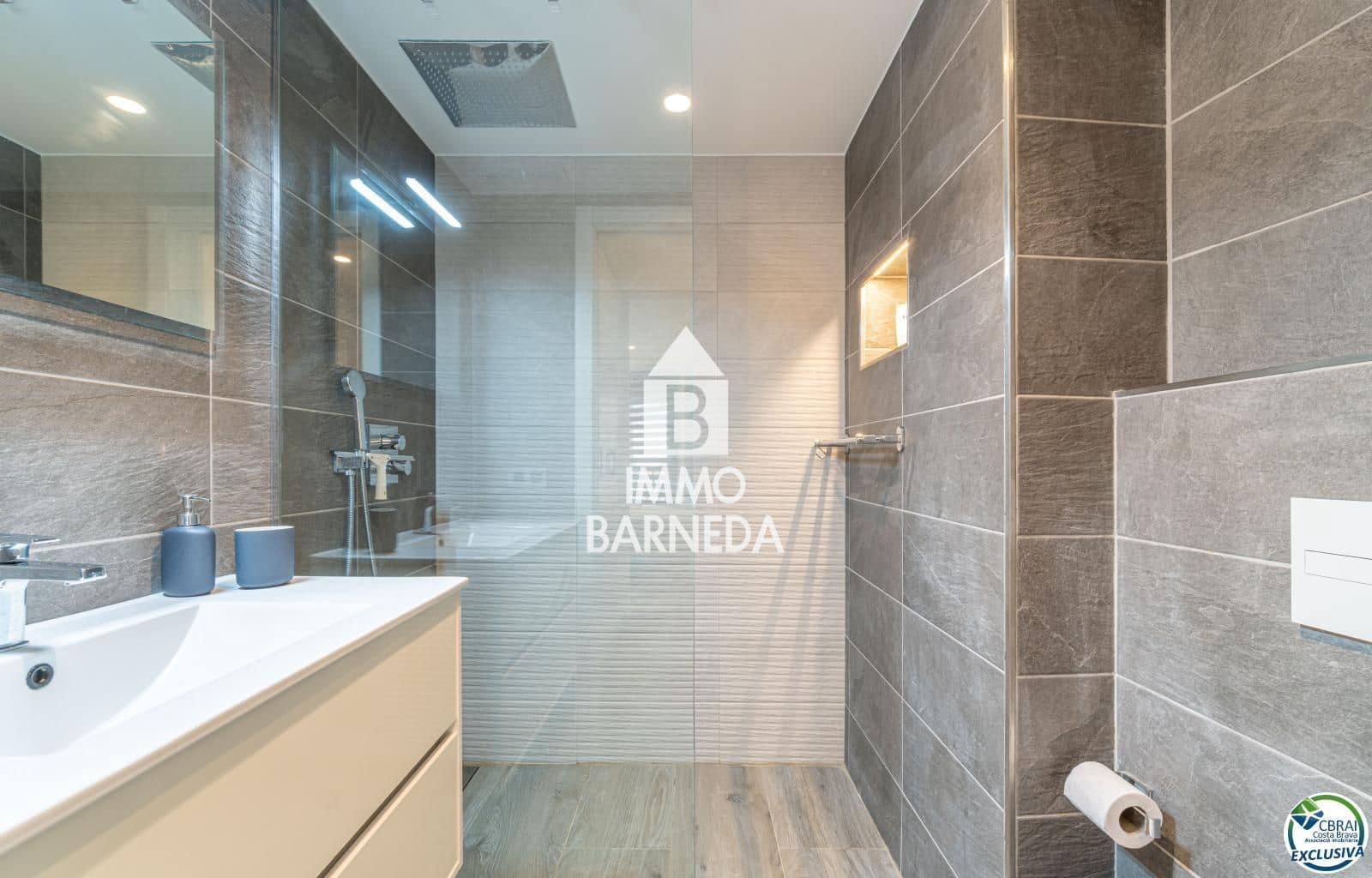 2 bedroom Flat for sale in Roses with garage - € 600,000 (Ref: 9104045)