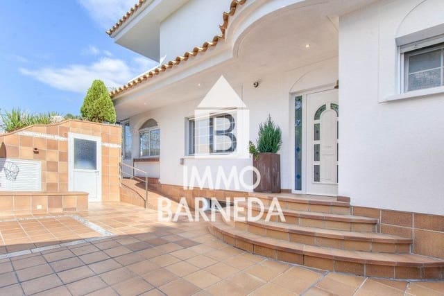 5 makuuhuone Huvila myytävänä paikassa Empuriabrava, Castelló d'Empúries mukana uima-altaan 
autotalli - 780 000 € (Ref: 9108047)