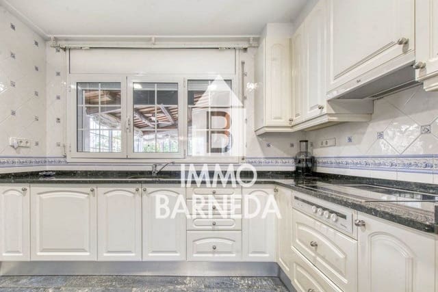 5 makuuhuone Huvila myytävänä paikassa Empuriabrava, Castelló d'Empúries mukana uima-altaan 
autotalli - 780 000 € (Ref: 9108047)