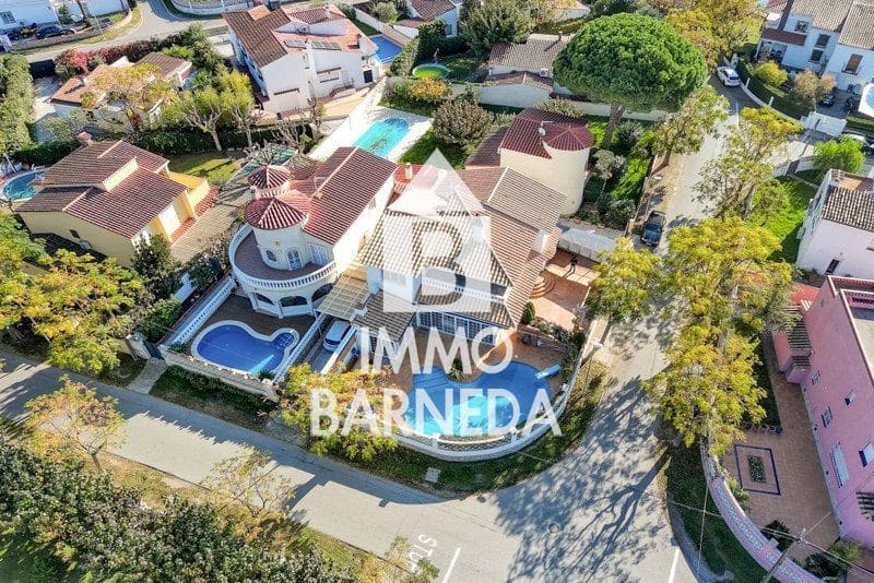 5 soveværelse Villa til salg i Empuriabrava med swimmingpool garage - € 780.000 (Ref: 9108047)
