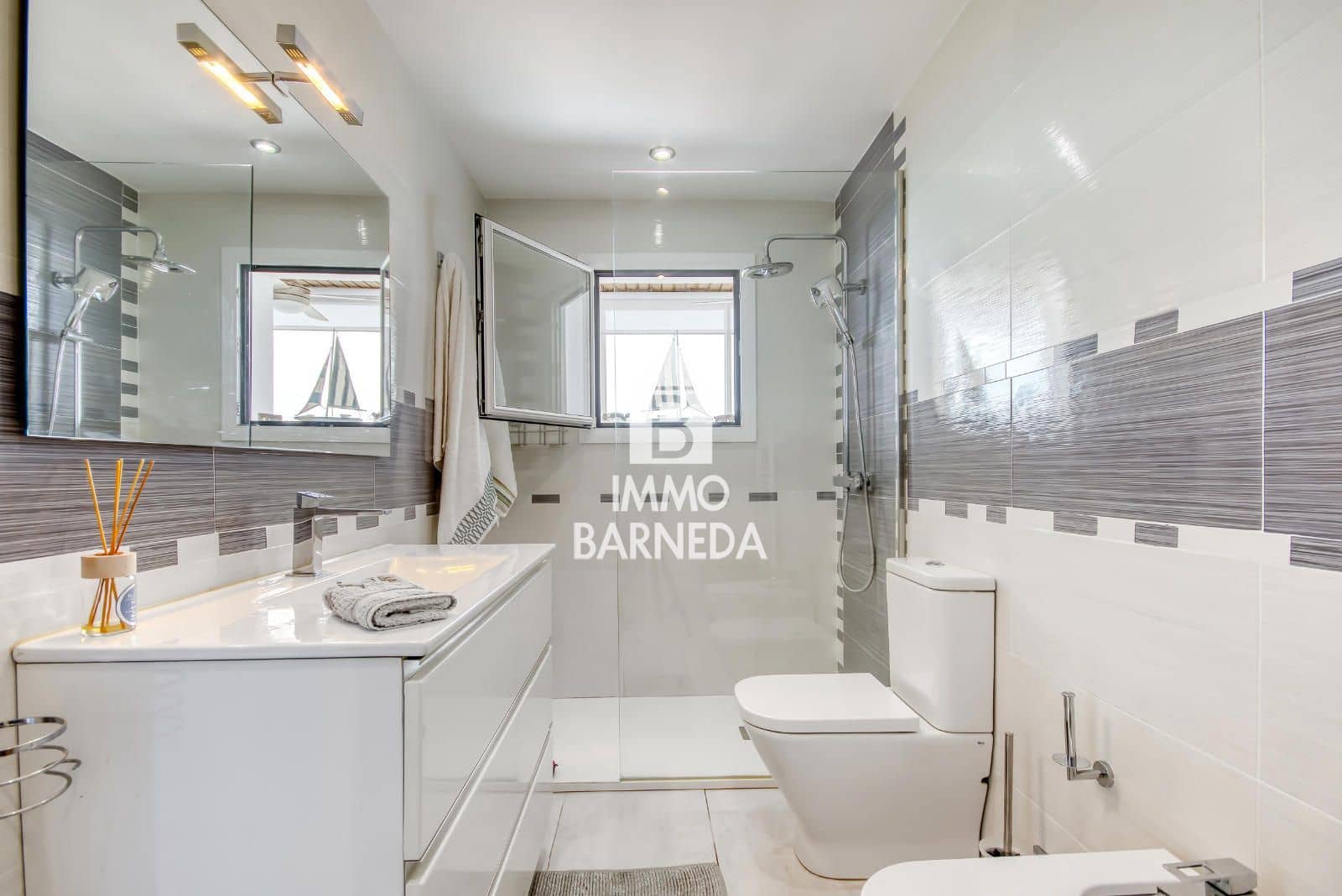 3 bedroom Flat for sale in Roses with garage - € 393,000 (Ref: 9108230)