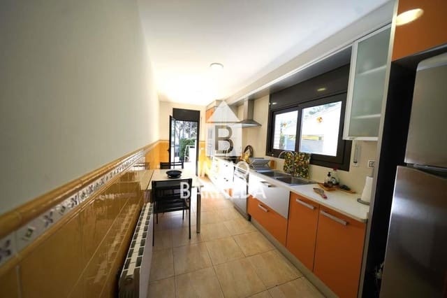 4 bedroom Villa for sale in Roses with pool garage - € 500,000 (Ref: 9111015)