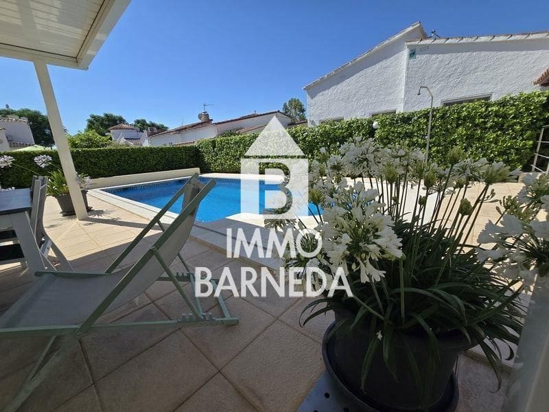4 soveværelse Villa til salg i Empuriabrava med swimmingpool garage - € 570.000 (Ref: 9113526)