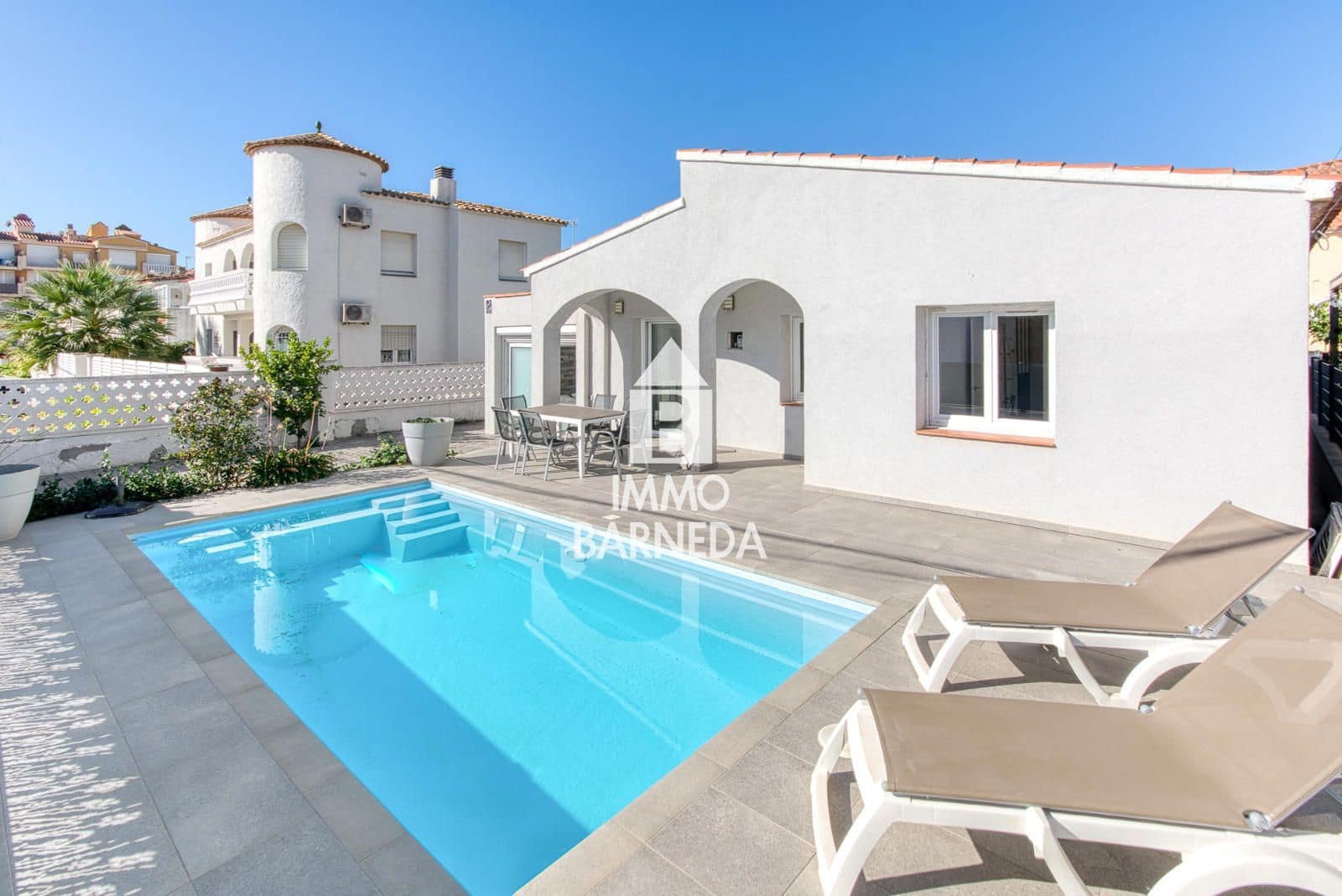 2 soveværelse Villa til salg i Empuriabrava med swimmingpool garage - € 485.000 (Ref: 9346595)