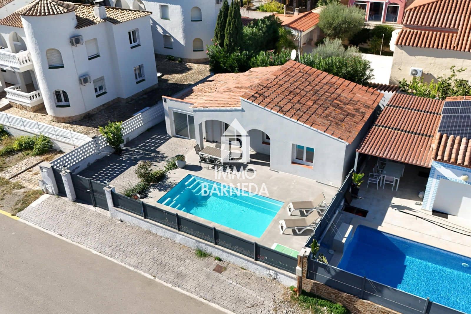2 soveværelse Villa til salg i Empuriabrava med swimmingpool garage - € 485.000 (Ref: 9346595)
