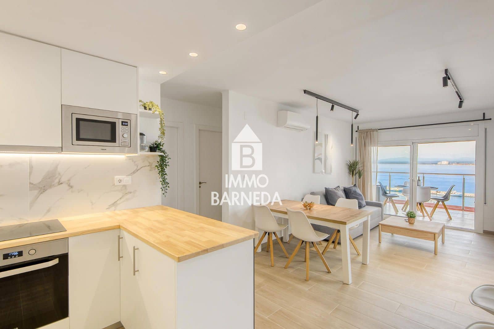 2 bedroom Flat for sale in Roses with garage - € 395,000 (Ref: 9447037)