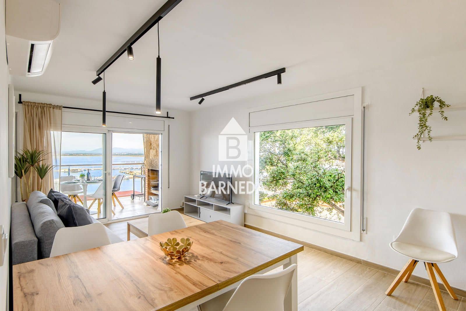 2 bedroom Flat for sale in Roses with garage - € 395,000 (Ref: 9447037)