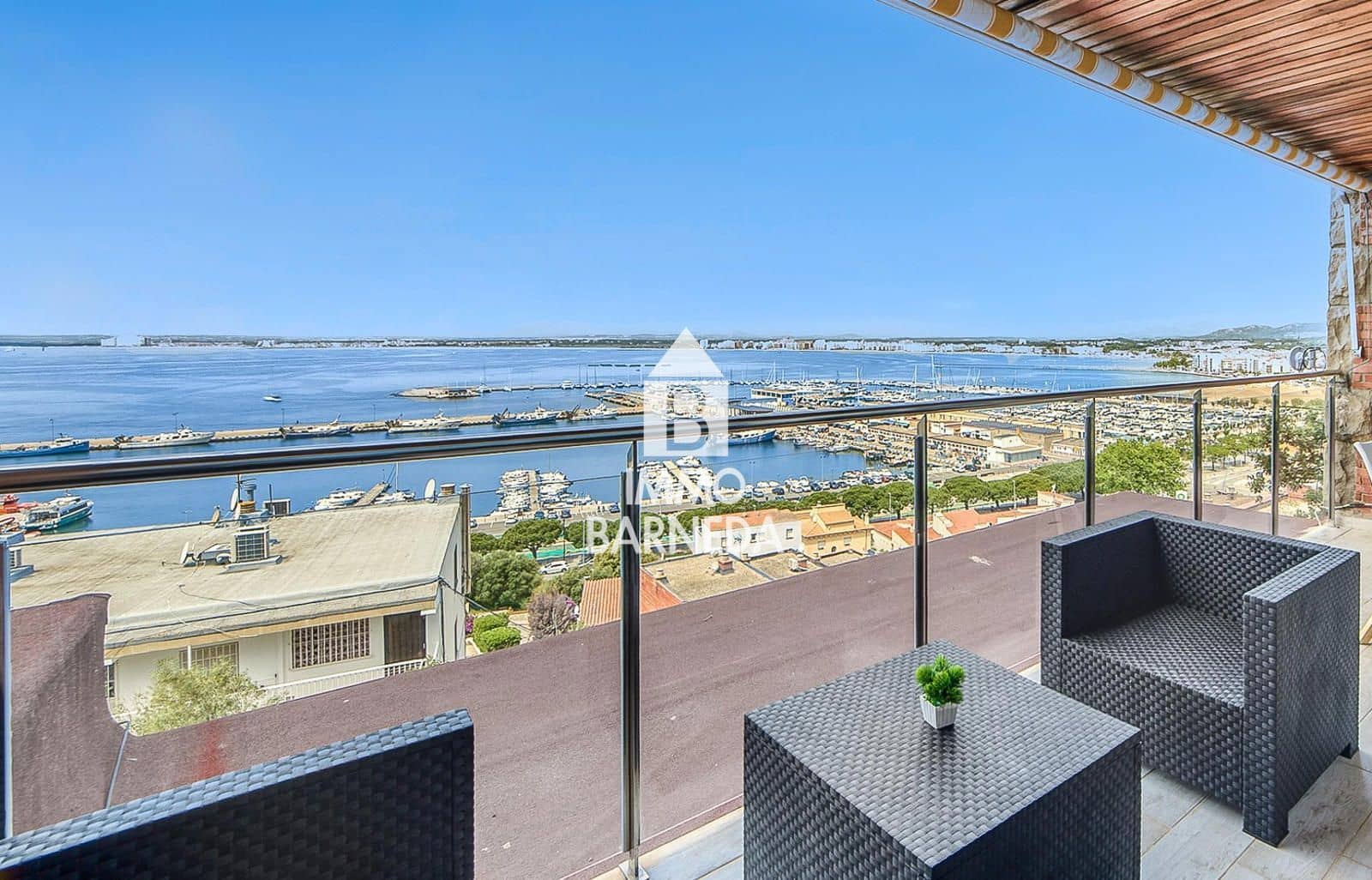 2 bedroom Flat for sale in Roses with garage - € 395,000 (Ref: 9447037)