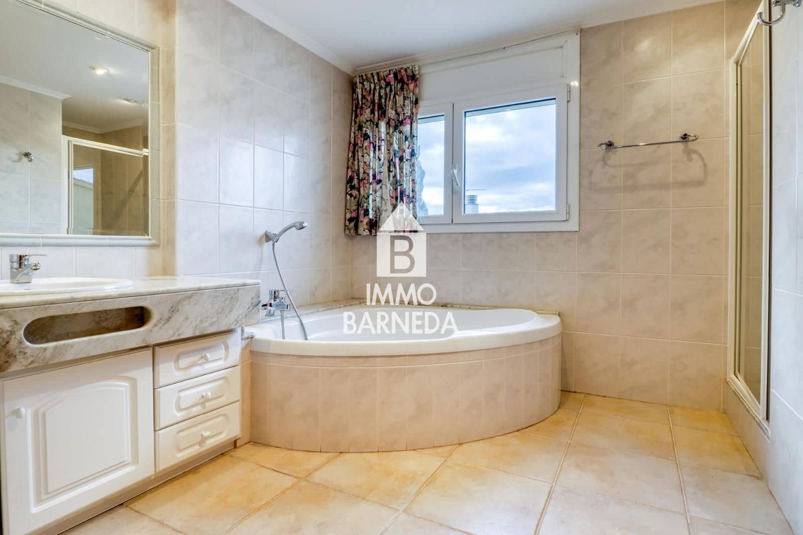 5 makuuhuone Huvila myytävänä paikassa Roses mukana 
autotalli - 700 000 € (Ref: 9584631)