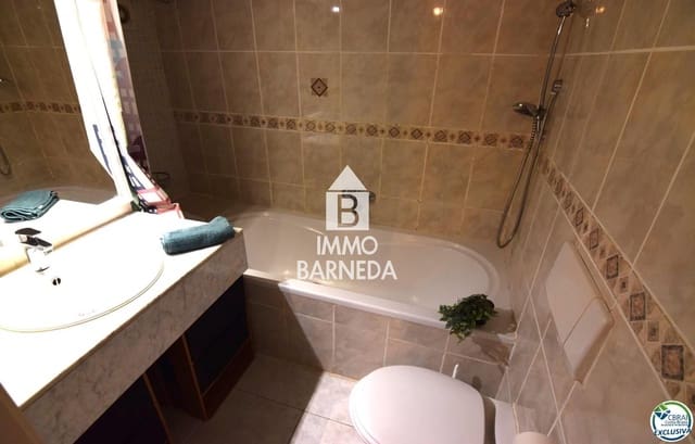 2 bedroom Flat for sale in Empuriabrava, Castelló d'Empúries - € 215,000 (Ref: 9609548)