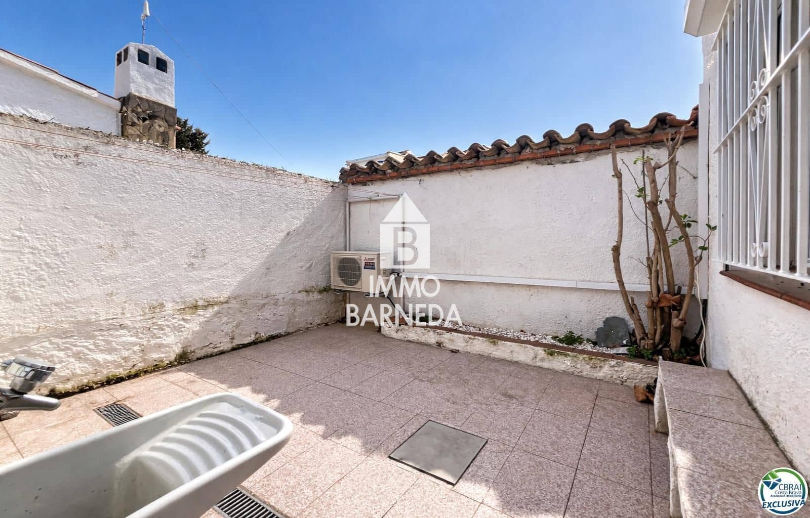 4 bedroom Villa for sale in Empuriabrava with garage - € 369,000 (Ref: 9649842)