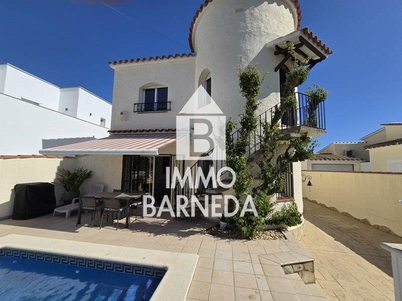 2 bedroom Villa for sale in Empuriabrava with pool garage - € 495,000 (Ref: 9825711)