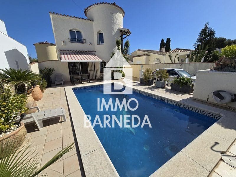 2 bedroom Villa for sale in Empuriabrava with pool garage - € 495,000 (Ref: 9825711)