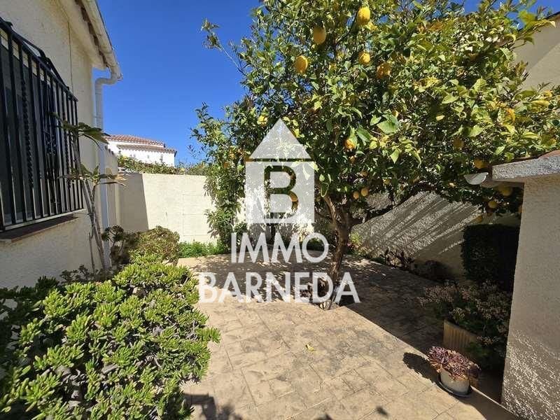 2 bedroom Villa for sale in Empuriabrava with pool garage - € 495,000 (Ref: 9825711)
