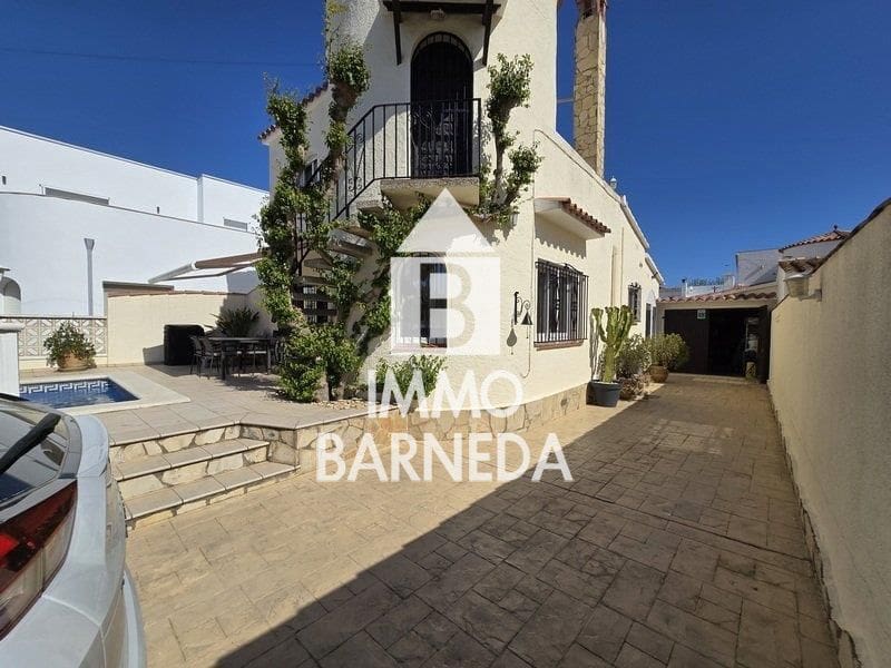 2 bedroom Villa for sale in Empuriabrava with pool garage - € 495,000 (Ref: 9825711)