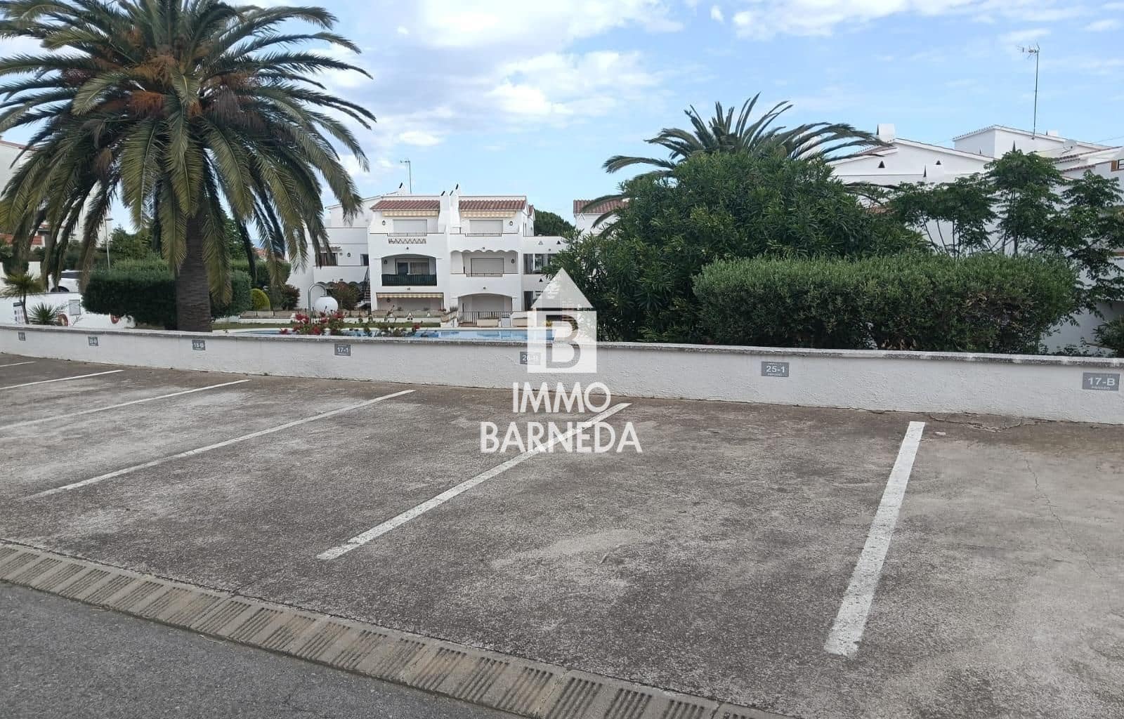 1 bedroom Flat for sale in Roses with pool garage - € 145,000 (Ref: 9854516)
