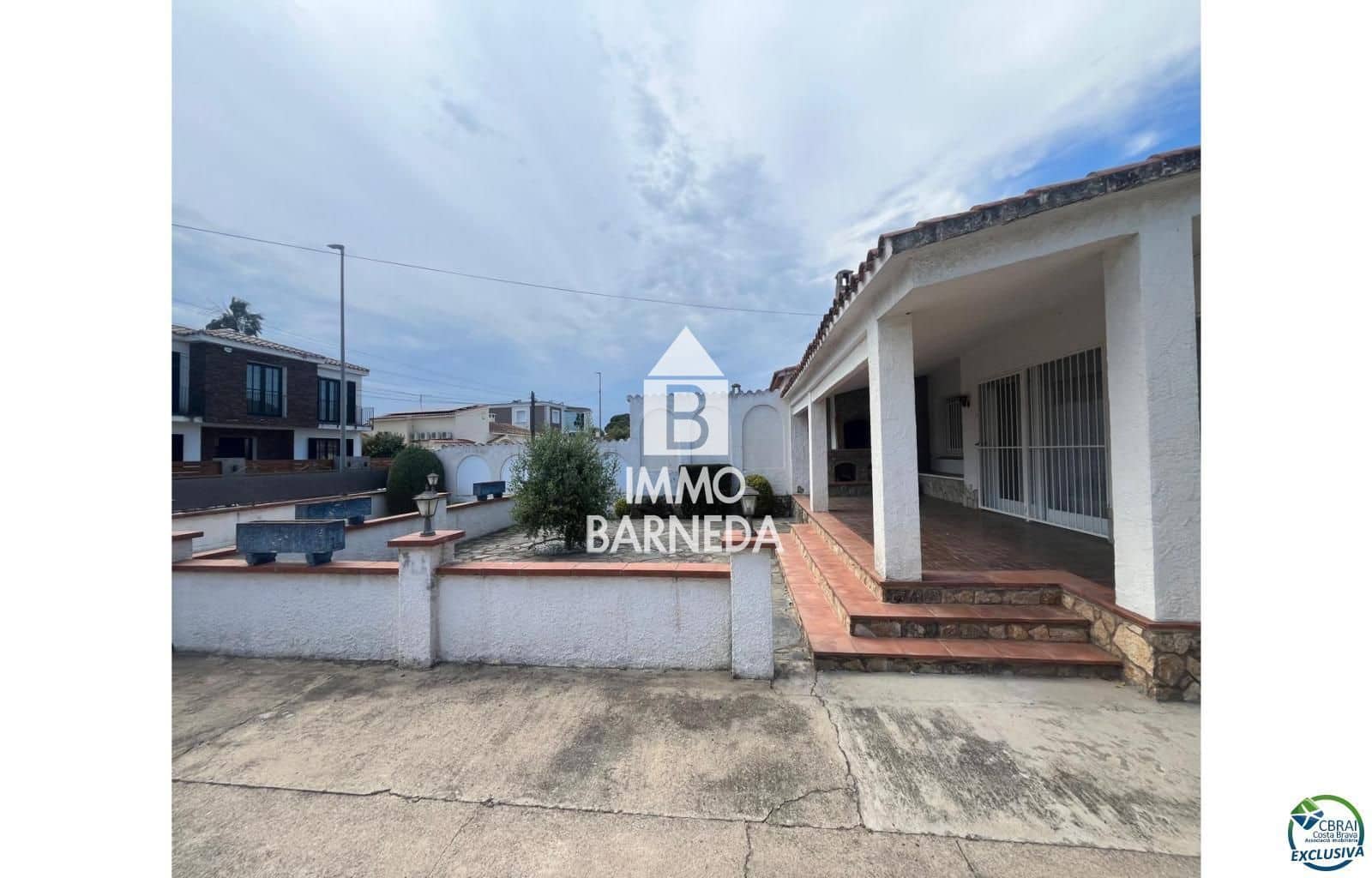 Villa for sale in Empuriabrava with garage - € 379,000 (Ref: 9882429)