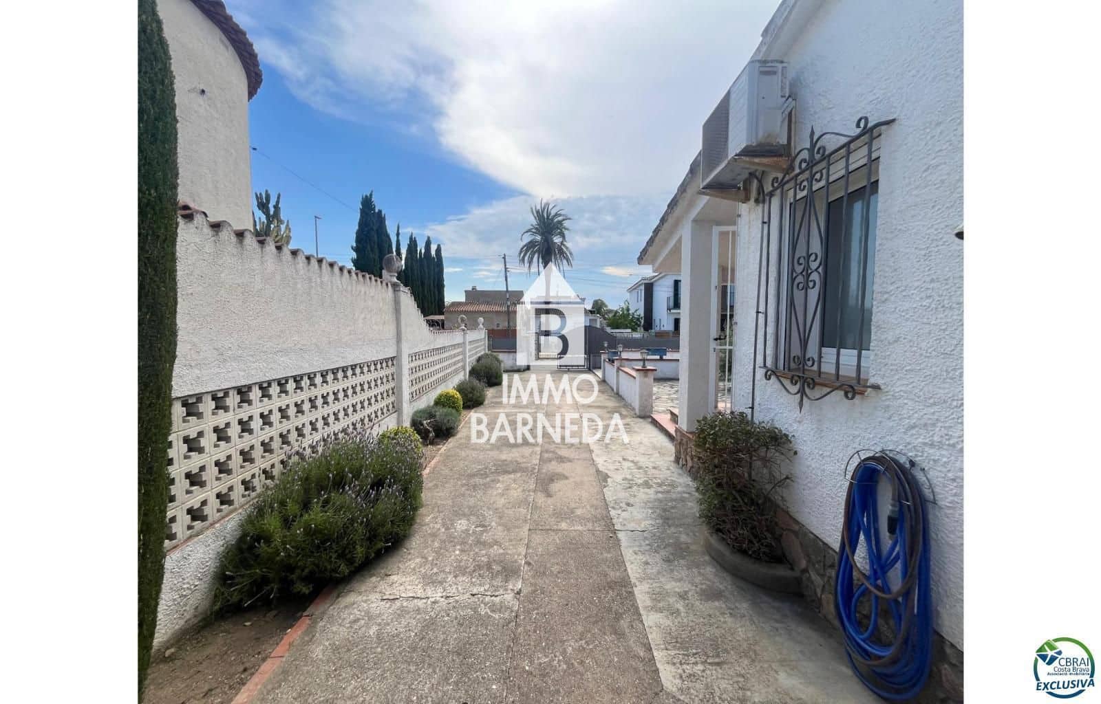 Villa for sale in Empuriabrava with garage - € 379,000 (Ref: 9882429)