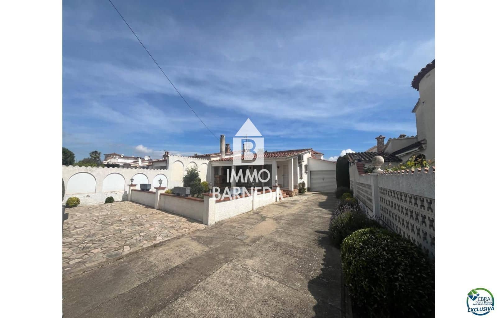 Villa for sale in Empuriabrava with garage - € 379,000 (Ref: 9882429)