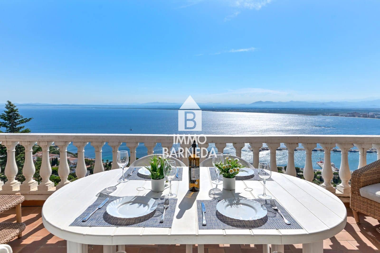 3 bedroom Flat for sale in Roses with pool garage - € 385,000 (Ref: 9929770)