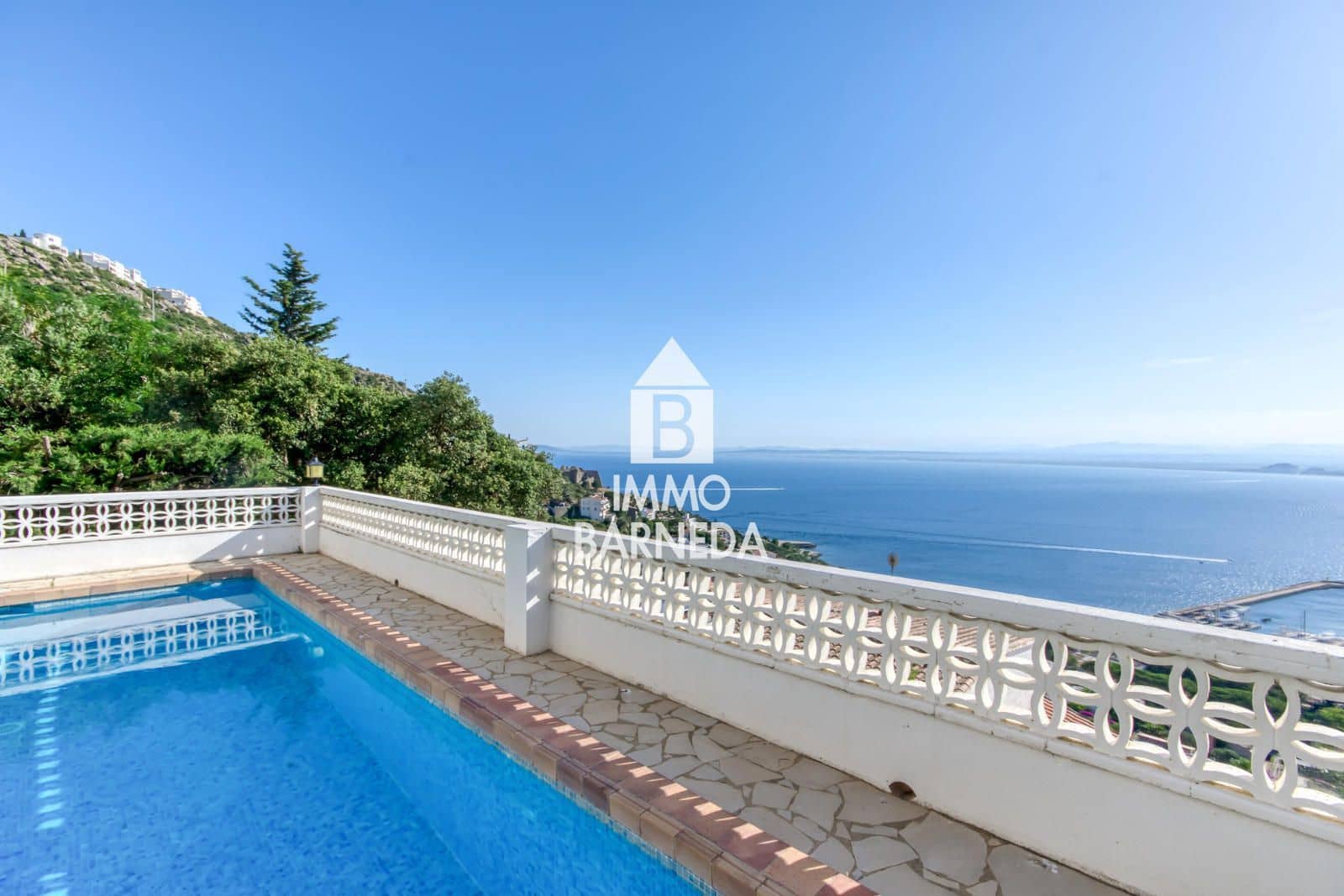 3 bedroom Flat for sale in Roses with pool garage - € 385,000 (Ref: 9929770)