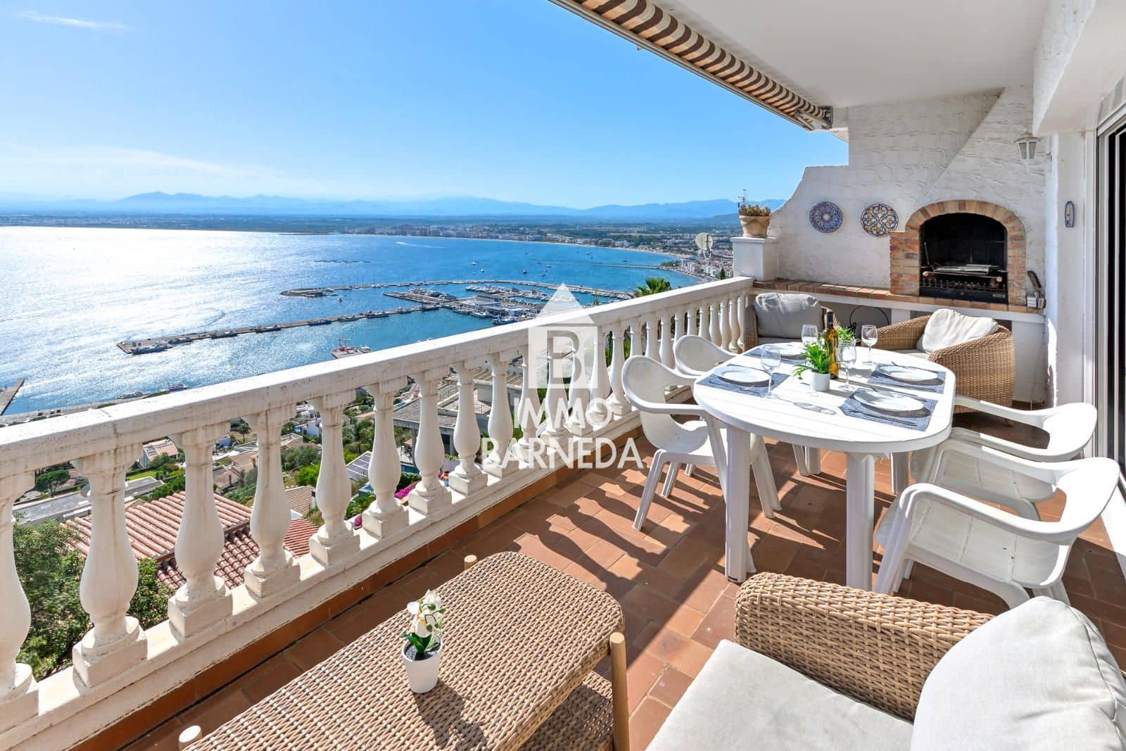 3 bedroom Flat for sale in Roses with pool garage - € 385,000 (Ref: 9929770)