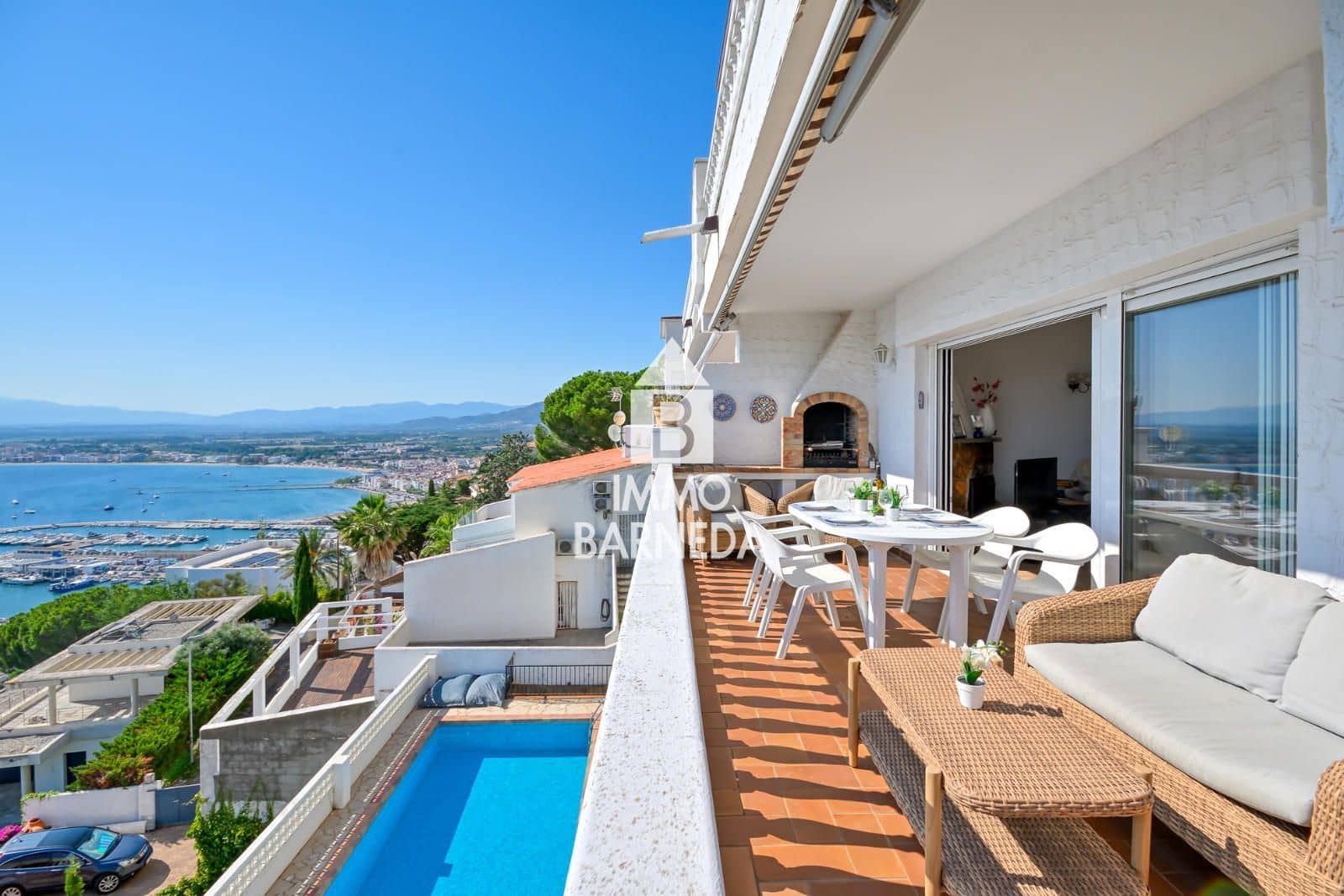 3 bedroom Flat for sale in Roses with pool garage - € 385,000 (Ref: 9929770)