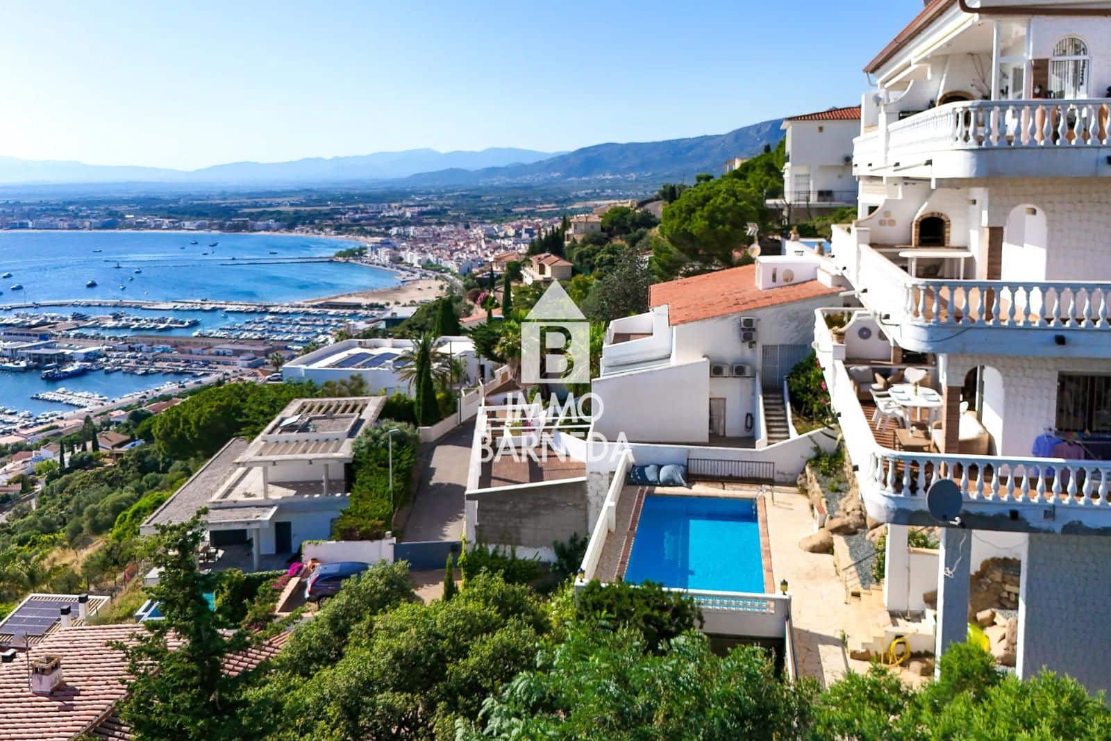 3 bedroom Flat for sale in Roses with pool garage - € 385,000 (Ref: 9929770)