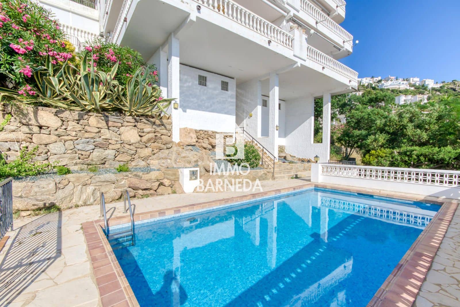 3 bedroom Flat for sale in Roses with pool garage - € 385,000 (Ref: 9929770)