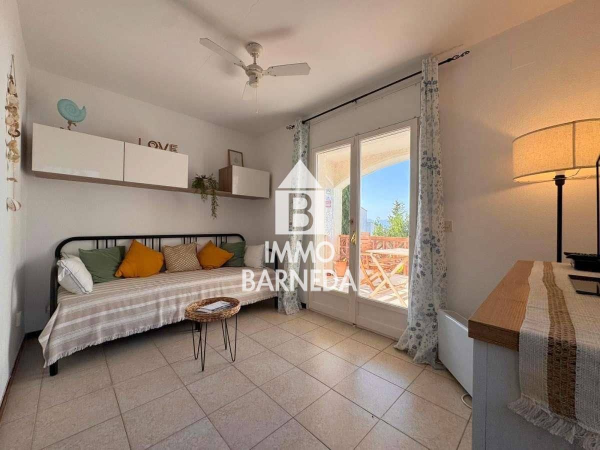 Flat for sale in Roses with pool - € 85,000 (Ref: 9929771)