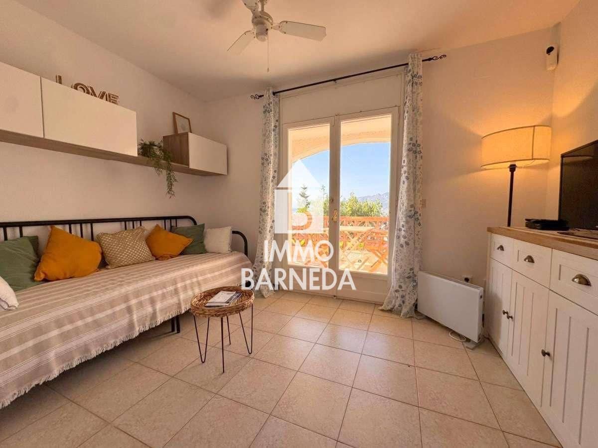 Flat for sale in Roses with pool - € 85,000 (Ref: 9929771)