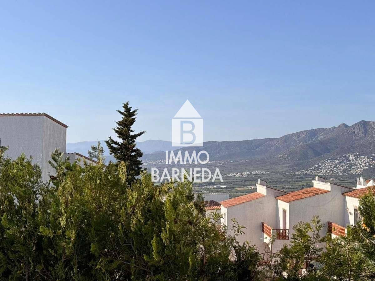 Flat for sale in Roses with pool - € 85,000 (Ref: 9929771)