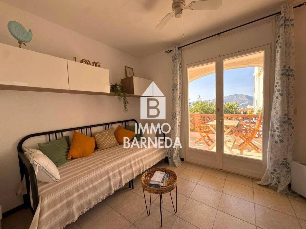 Flat for sale in Roses with pool - € 85,000 (Ref: 9929771)