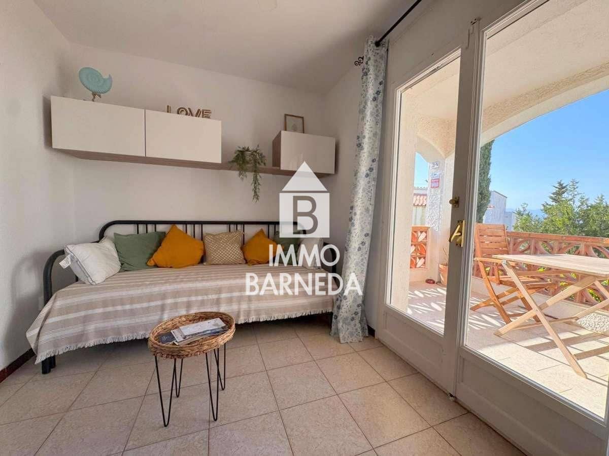 Flat for sale in Roses with pool - € 85,000 (Ref: 9929771)