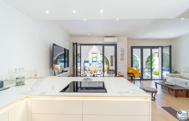 4 makuuhuone Huvila myytävänä paikassa Empuriabrava, Castelló d'Empúries mukana uima-altaan 
autotalli - 569 000 € (Ref: 9936689)