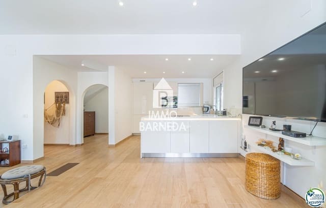 4 makuuhuone Huvila myytävänä paikassa Empuriabrava, Castelló d'Empúries mukana uima-altaan 
autotalli - 569 000 € (Ref: 9936689)