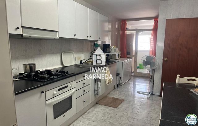 3 slaapkamer Flat te koop in Roses - € 265.000 (Ref: 9946038)
