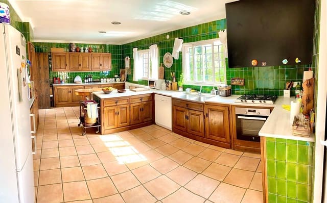 5 bedroom Townhouse for holiday rental in Santa Cristina d'Aro with pool garage - € 4,900 (Ref: 9944908)