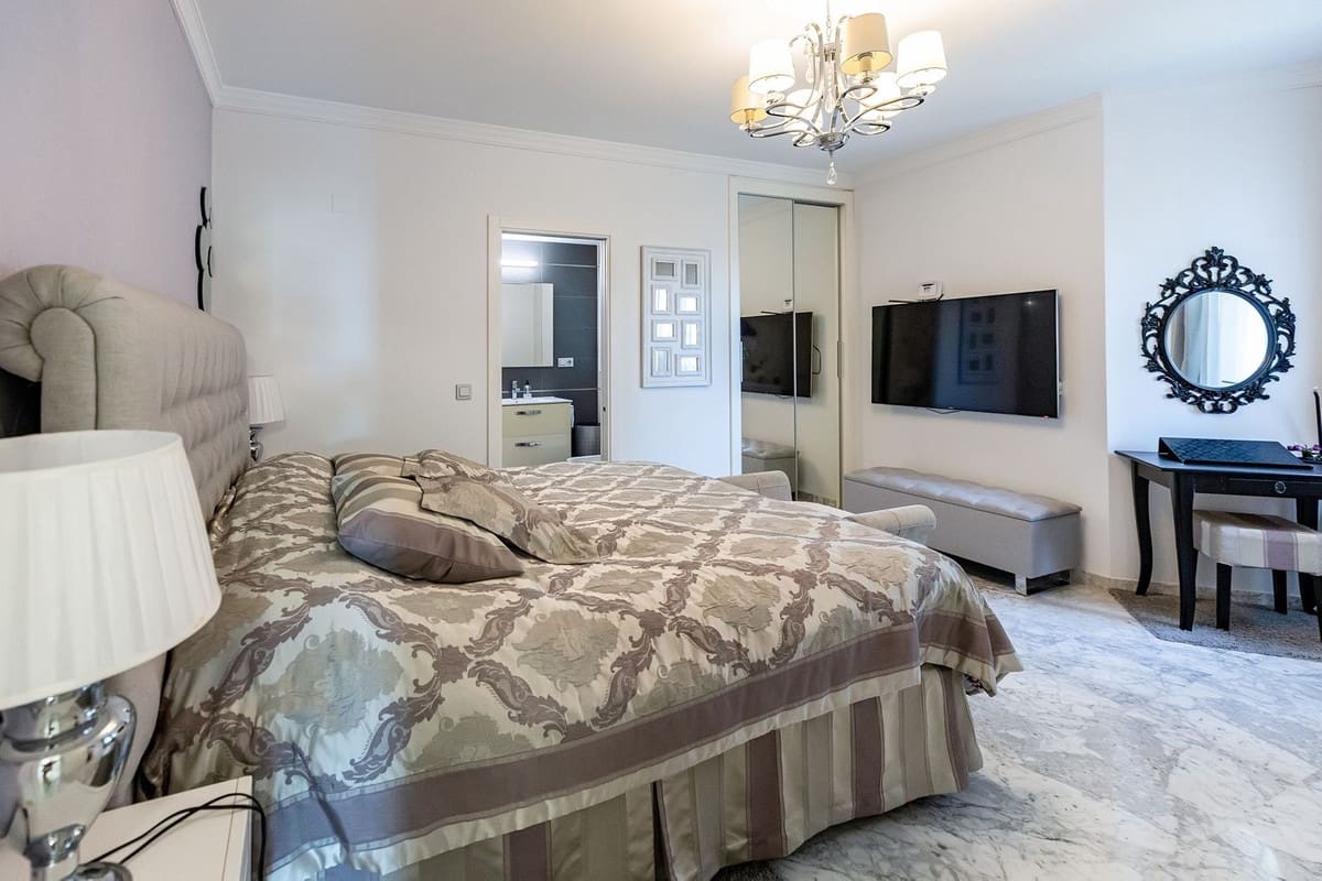 Apartamento de 3 habitaciones en Benalmadena Costa en venta con piscina garaje - 950.000 € (Ref: 10179232)