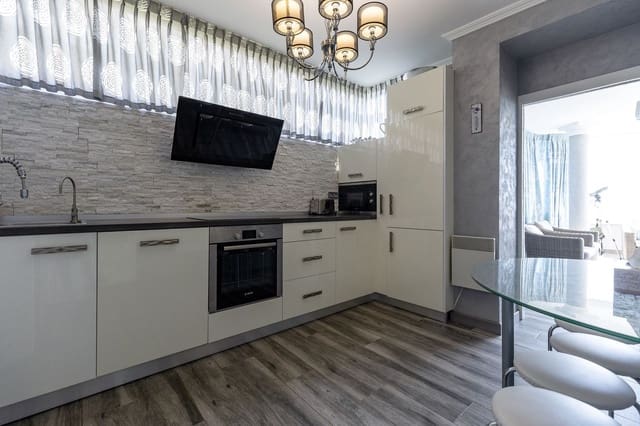 Apartamento de 3 habitaciones en Benalmadena Costa, Benalmádena en venta con piscina garaje - 950.000 € (Ref: 10179232)