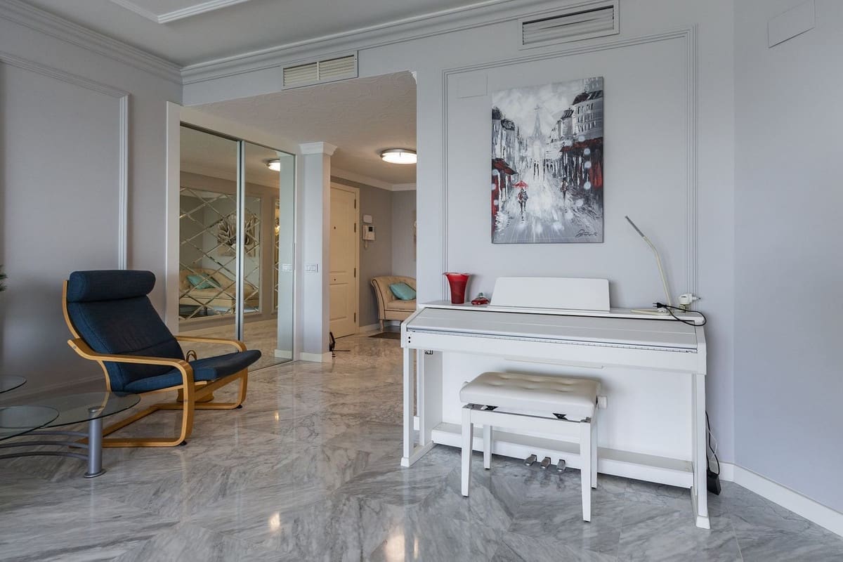 Apartamento de 3 habitaciones en Benalmadena Costa en venta con piscina garaje - 950.000 € (Ref: 10179232)
