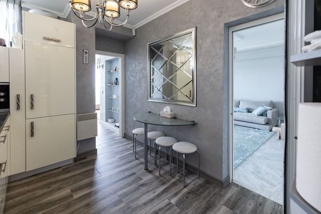 Apartamento de 3 habitaciones en Benalmadena Costa, Benalmádena en venta con piscina garaje - 950.000 € (Ref: 10179232)