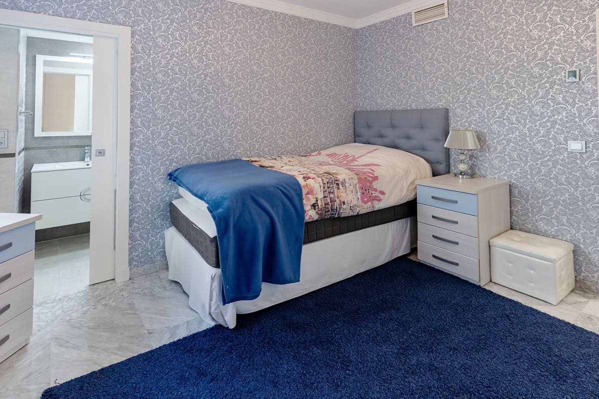 Apartamento de 3 habitaciones en Benalmadena Costa en venta con piscina garaje - 950.000 € (Ref: 10179232)